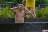 组图：王祖蓝泳池半裸 领八模跳停雨舞