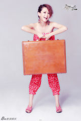 组图：戚薇夏日糖果写真 俏皮搞怪惹人爱