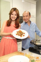 组图：安心亚大展厨艺积极收歌筹备新碟