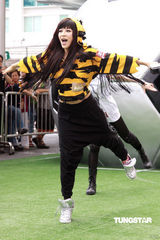 幻灯图：江若琳推出新MV 密裹严实大跳劲舞 