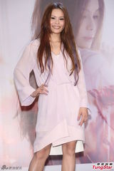 组图：周蕙粉裙亮相气质优雅 现场洒泪否认整形