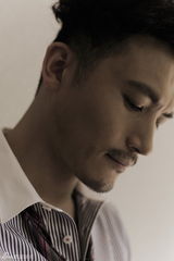 组图：耿乐时尚大片神色淡然显随缘