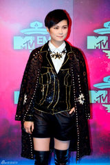 组图：李宇春击败EXO比伯获EMA全球最佳艺人