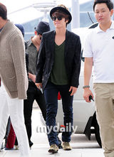组图：神起SJ少时等SM家族赴印尼开唱亮相机场