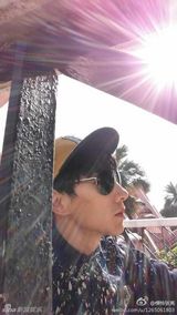 组图：张亮长脸自拍遭调侃马脸代言人