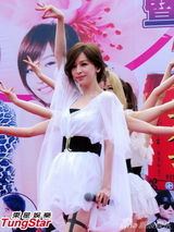 组图：王心凌穿白色薄纱裙演绎丝袜诱惑