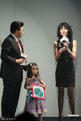 组图：张曼玉黑丝袜短裙亮相 刘烨携大肚妻子出席