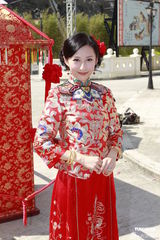 组图：无线新剧《天梯》探班 张可颐自爆约满无线