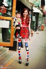组图：潮装辣妈章龄之亲子街拍秀长腿