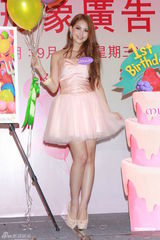 组图：山寨版周杰伦献歌 昆凌对恋情三缄其口