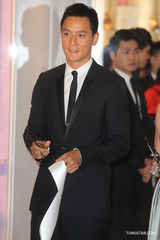 组图：杨紫琼回归时尚显高贵 吴彦祖黑色西装剪彩