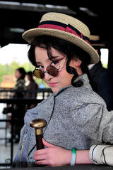 组图：《十月围城》刘筱筱女扮男装俏皮可爱