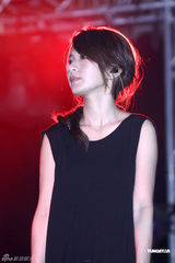 组图：Hebe单飞办音乐会 SHE两姐妹大力捧场