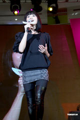 组图：阿Sa皮裤黑衣酷劲十足 献唱一首匆忙赶场吸金