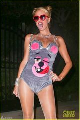 组图：希尔顿模仿麦莉吐舌穿性感熊装