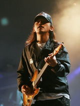 张震岳携乐队参演龙水湖音乐节