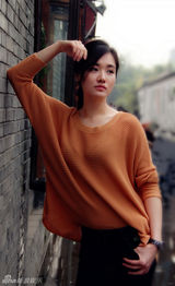 组图：邢宇菲秋日雨后私服街拍 文艺范十足