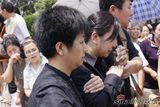 高清组图：罗京妻子悲痛泪别 儿子哥哥捧遗像送行
