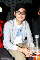 阮经天就开房丑闻表态 称与许玮宁相安无事(图)