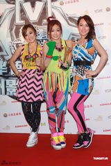 组图：众星亮相华语榜中榜颁奖礼 齐聚后台秀奖杯