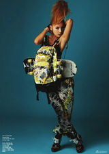 高清组图：李孝利性感登杂志 烟熏妆个性夸张