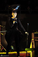 幻灯图集：尚雯婕夸张彩妆震上海 冷经典翻唱3小时