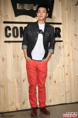 组图：柯震东帅气亮相演绎单车少年