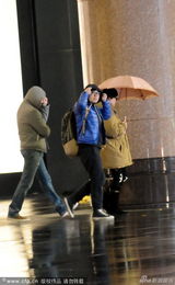 组图：孙俪挺孕肚深夜打伞现身 怕路滑缓慢行走