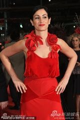 电影《口红》首映 女星Nataly娇艳夺目撅嘴吻导演