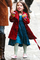 幻灯图集：阿汤嫂雪天带女儿购物 苏瑞顽皮舔雪