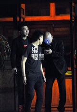 独家:冯小刚葛优等好友吃饭 徐静蕾白裙喝high