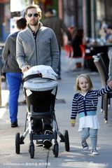 幻灯图集：托比-马奎尔携妻女外出 蜘蛛侠墨镜遮面