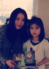 组图：46岁程琳7岁养女生活照曝光