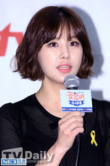 组图：SJ希澈扶仨爷爷宣传新剧 梳油头演帅警察