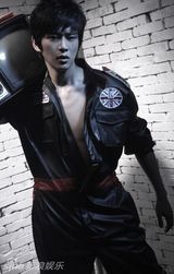 黄明穿机车服诠释熟男风 酷感十足演绎机车男(图)