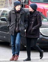 组图：“爱丽丝”米娅登杂志封面 风格奇幻艳丽