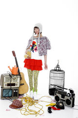 高清图：金莎带宠物拍杂志 画面彩色活力十足