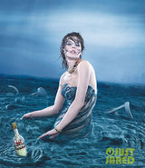 组图：生化女郎米拉-乔沃维奇拍摄限量版玄幻年历