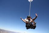 组图：涂松岩挑战极限高空跳伞 摆姿势嗨翻天