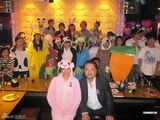 组图：郑欣宜生日会歌迷 粉红傻豹造型出席派对