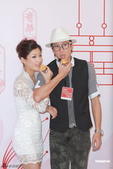 组图：洪天明周家蔚夫妻档甜蜜出镜秀恩爱