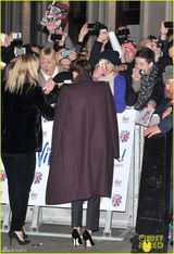 组图：贝克汉姆一家盛装亮相 辣妹摆酷三子型爆