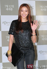 组图：韩彩英等亮相韩片《白瓷之人》试映会