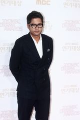 高清图：尹恩惠金秀贤JYJ亮相MBC演技大赏红毯