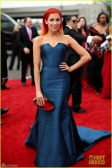 组图：歌手Bonnie McKee坠地蓝裙红发抢眼