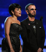 高清图：第52届格莱美 诺拉-琼斯和林格-史达颁奖