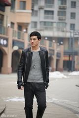 组图：马文龙户外写真显大气