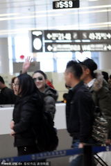 组图：李小冉现身机场 手戴钻戒疑已与鄢颇领证