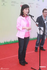 组图：赵雅芝优雅现身活动 两颊显消瘦