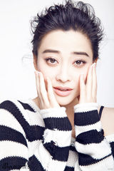 组图：梅婷写真笑容明媚开心展示靓甲